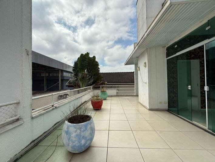 Casa à venda no Condomínio Aquarius IV — 4 suítes, piscina e elevador